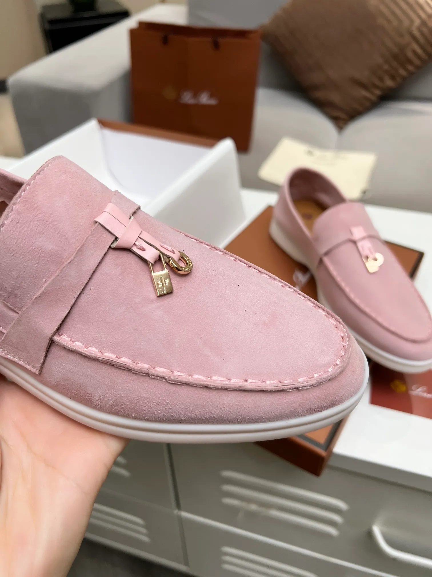 👟👟Ex-factory price 480👟👟 【Loro Piana】Italian top cashmere is fashionable and classic, and the leather is also practical and still of the highest quality on the Internet. Developed from the original board, the upper is made of Yangjing silk and is smooth. Leather lining, wear-resistant high-elastic beef tendon bottom. Size: 35-42, (men’s +10)